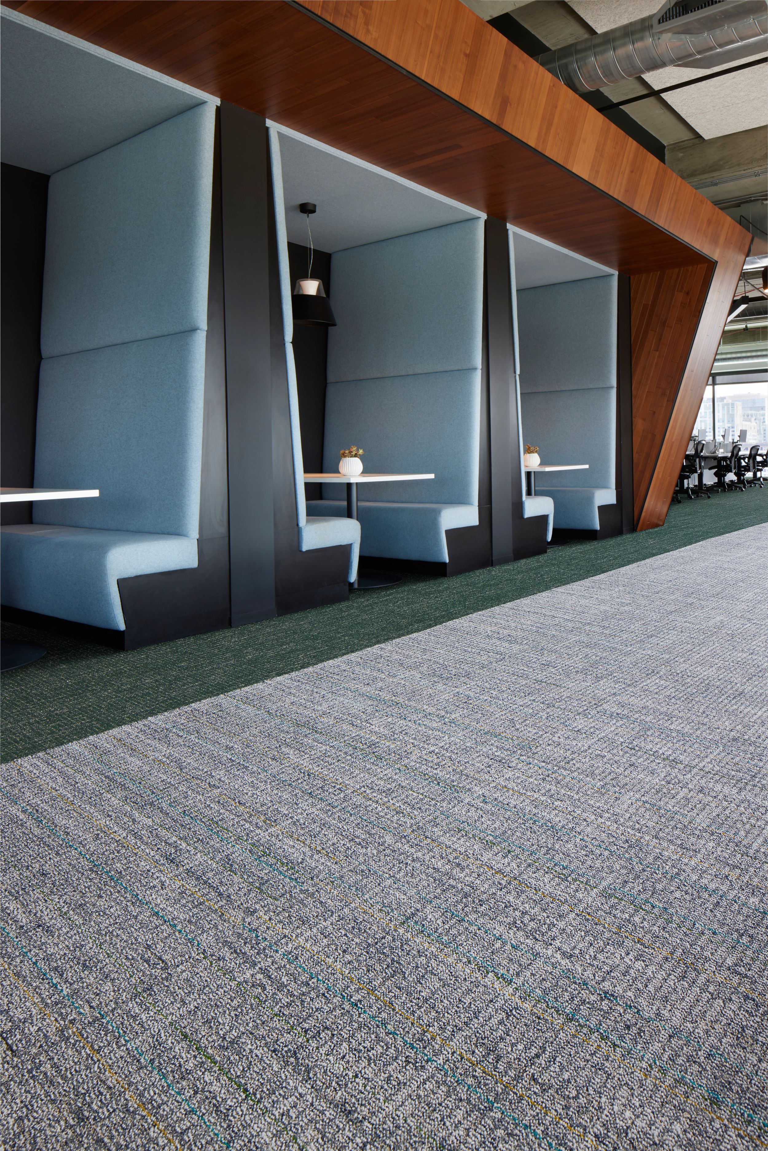 Interface Open Air 401 Stria and Open Ended plank carpet tile in office lobby imagen número 1