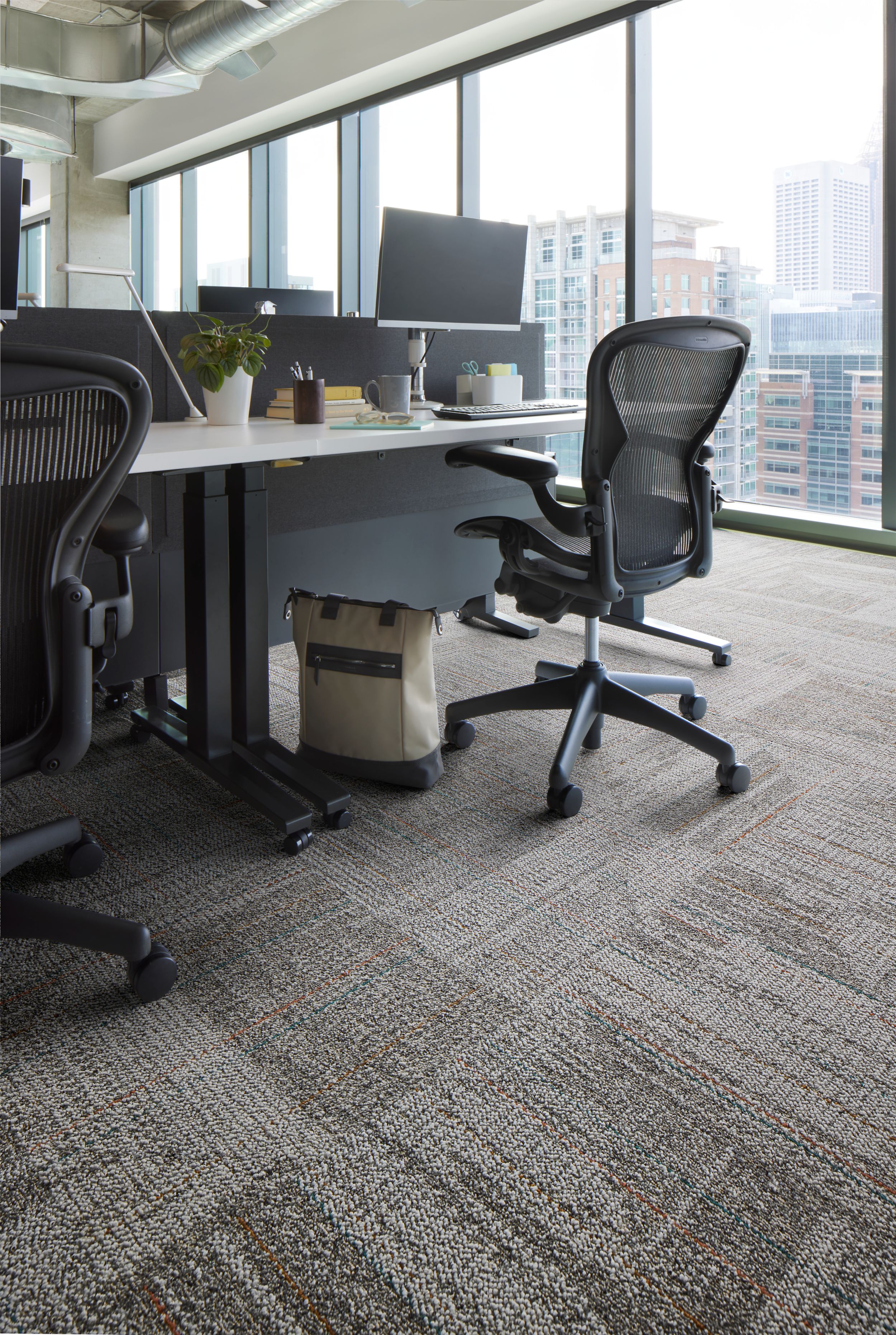 Open Air 403 Stria carpet tile in office setting numéro d’image 1