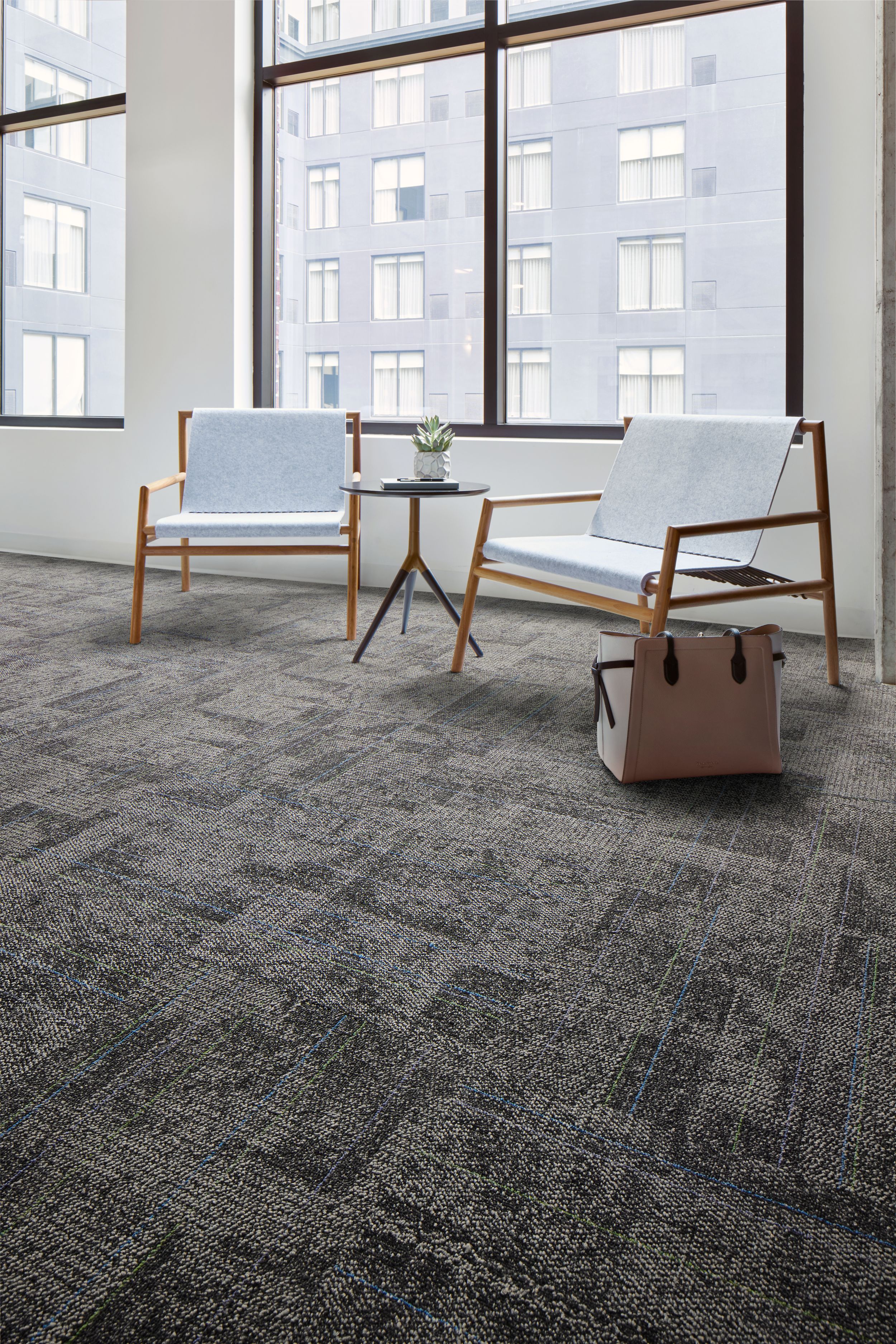 Open Air 404 Stria carpet tile in office lobby setting numéro d’image 1