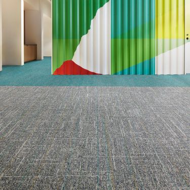 Interface Open Air 418 Stria and Open Ended plank carpet tile in open space office numéro d’image 1