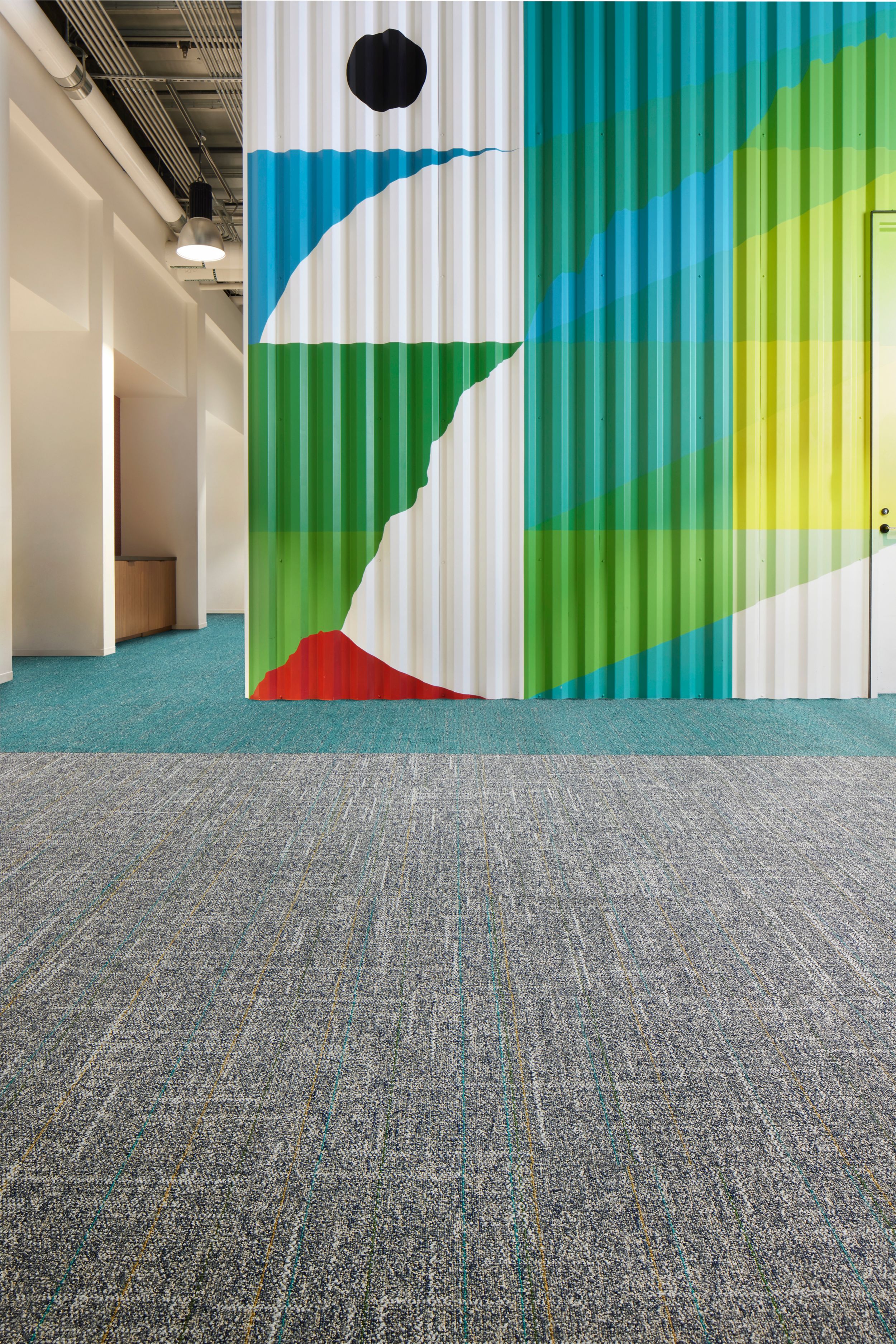 Interface Open Air 418 Stria and Open Ended plank carpet tile in open space office imagen número 1