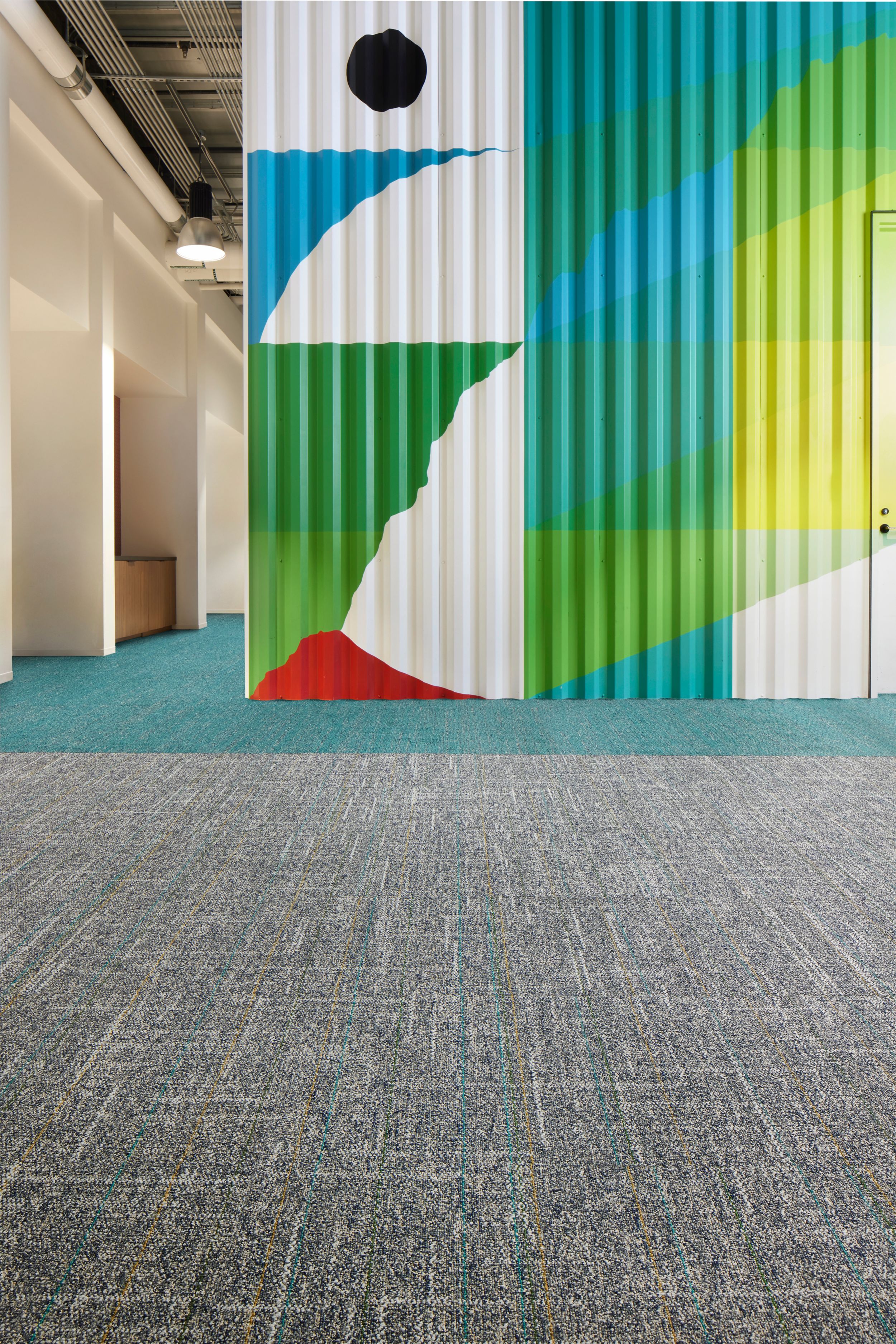 Interface Open Air 418 Stria and Open Ended plank carpet tile in open space office numéro d’image 1