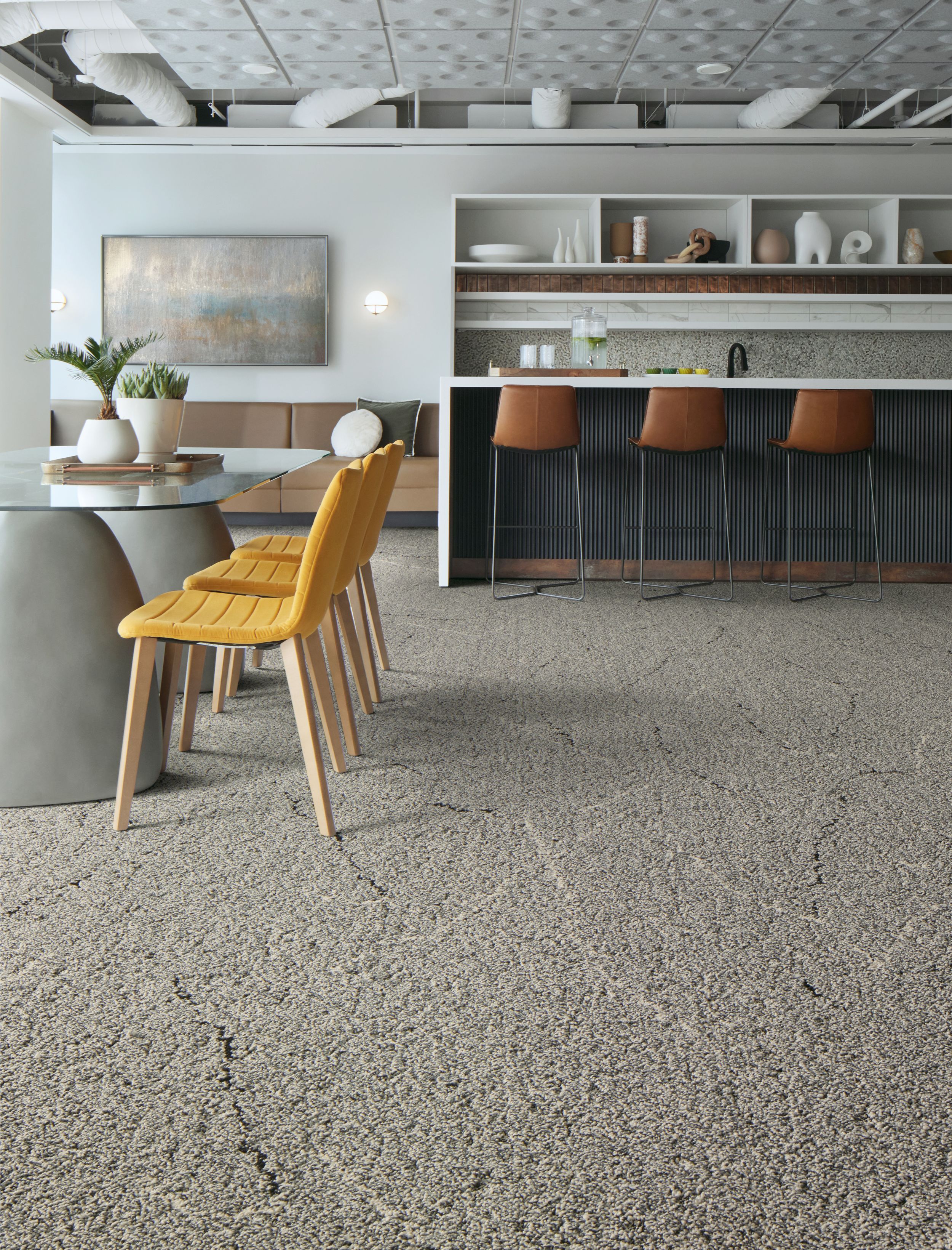 Interface Ribbon Rock carpet tile in open dining and seating area imagen número 1