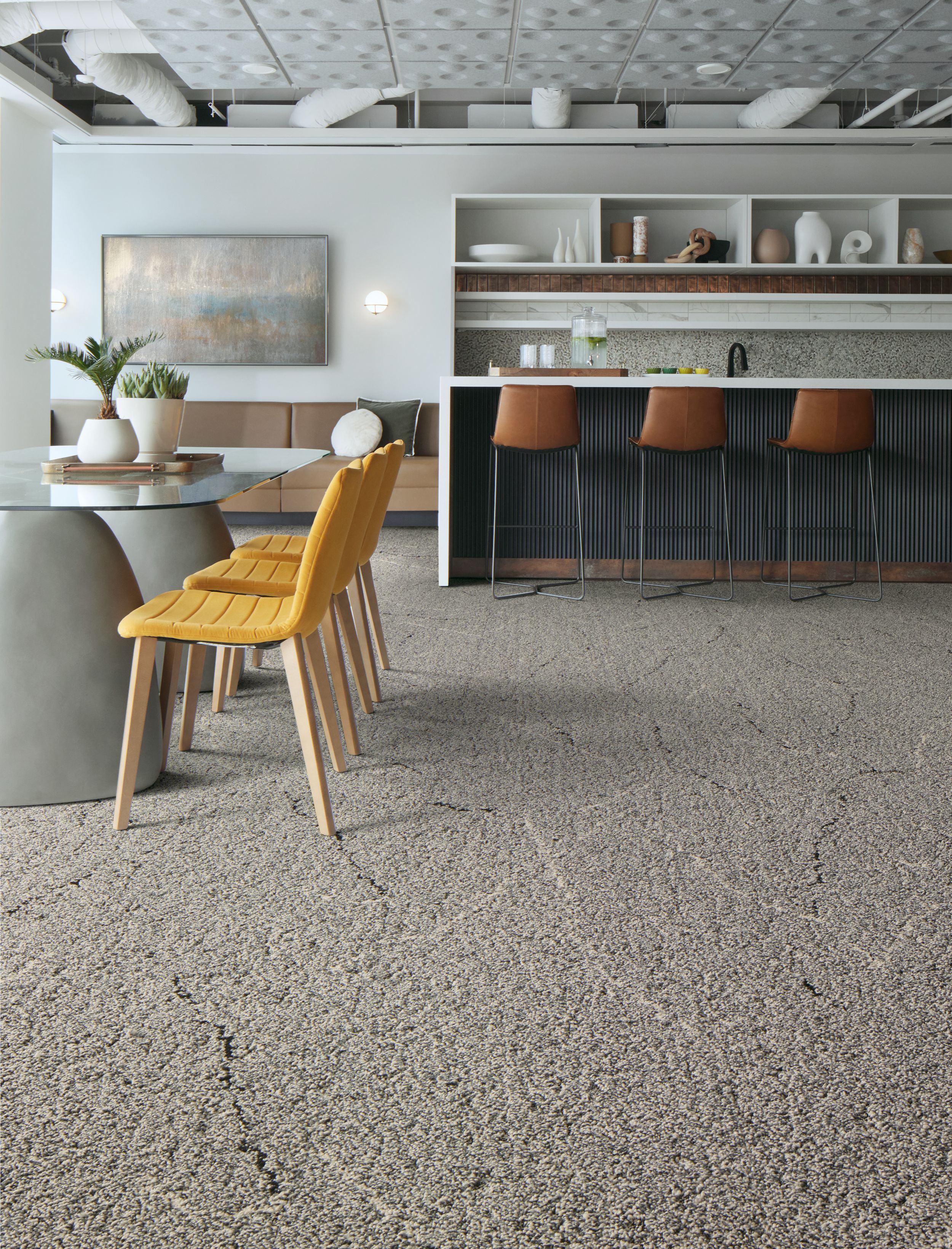 Interface Ribbon Rock carpet tile in open dining and seating area numéro d’image 1