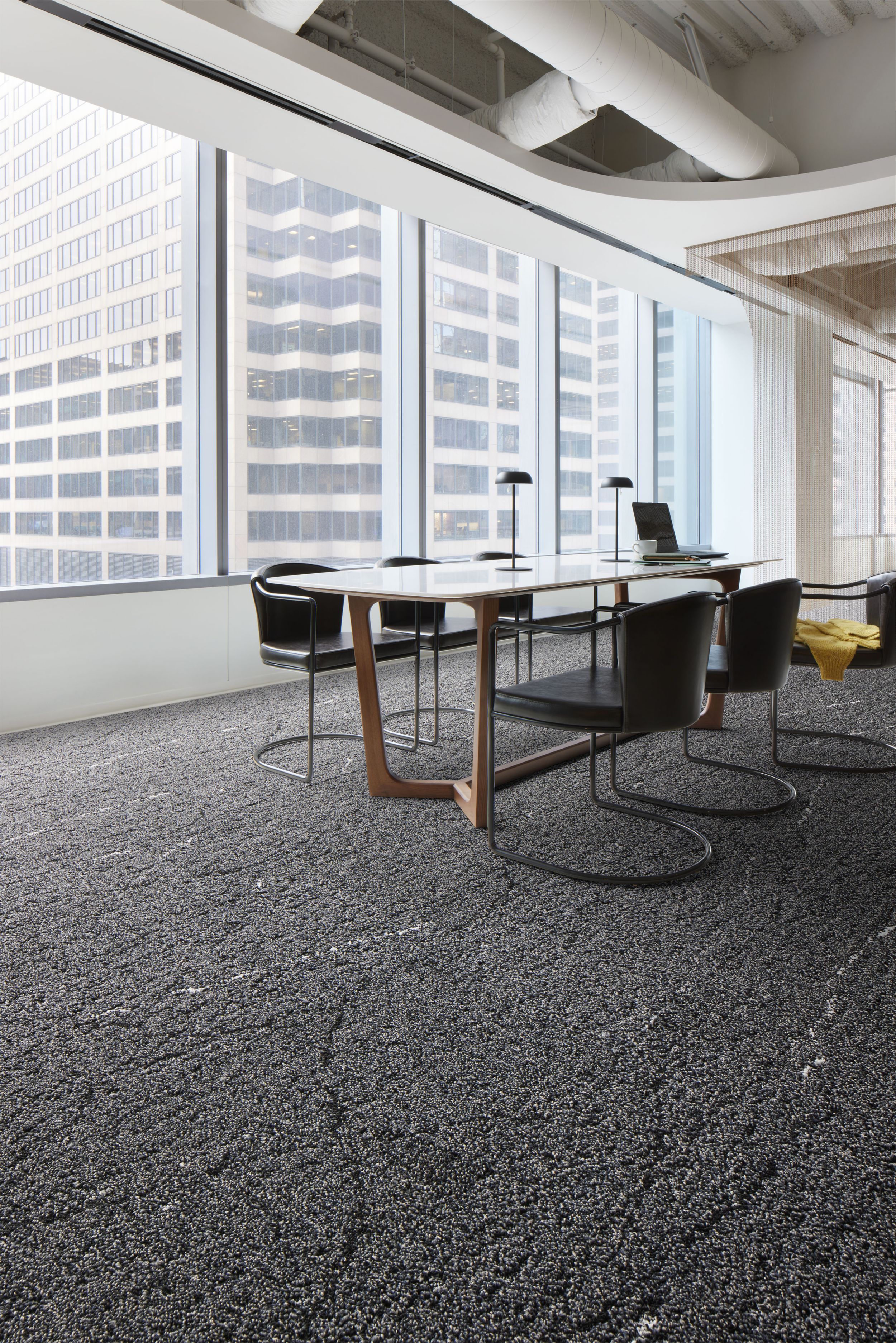 Interface Ribbon Rock carpet tile in large office space imagen número 2