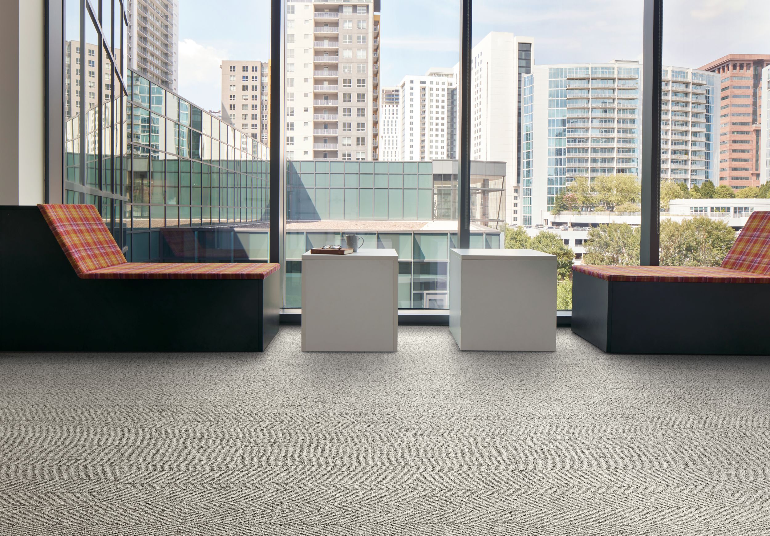 Interface Stitch in Time plank carpet tile with tables and chairs facing outside imagen número 1