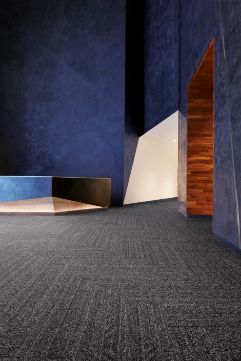 Interface WW860 carpet tile in modern open air lobby imagen número 2
