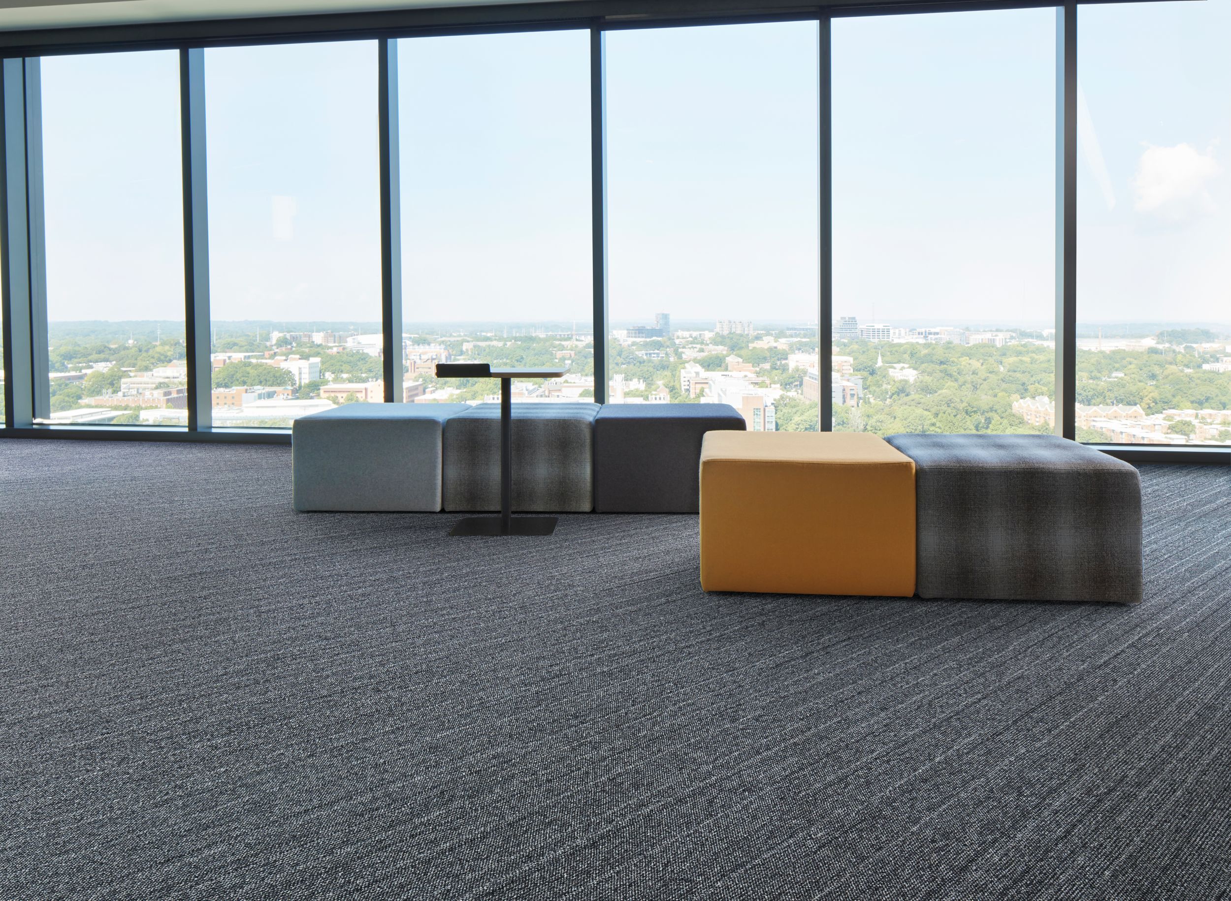 Interface WW860 carpet tile in modern open air lobby imagen número 4