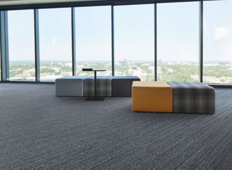 Interface WW860 carpet tile in modern open air lobby numéro d’image 4