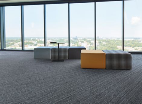 Interface WW860 carpet tile in modern open air lobby imagen número 4
