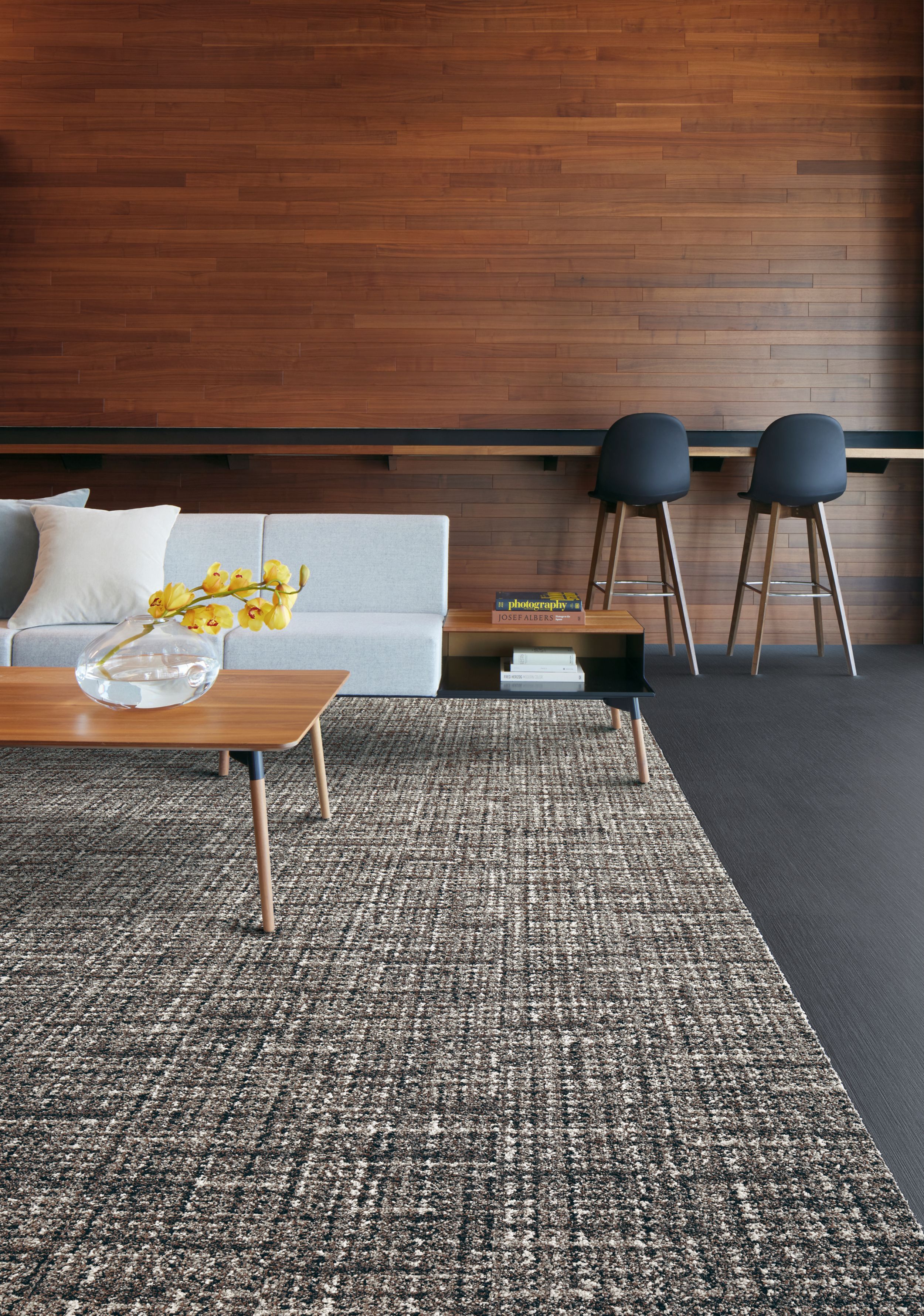 Interface WW895 and Shantung carpet tile in lobby area with table, sofa, and bar numéro d’image 1