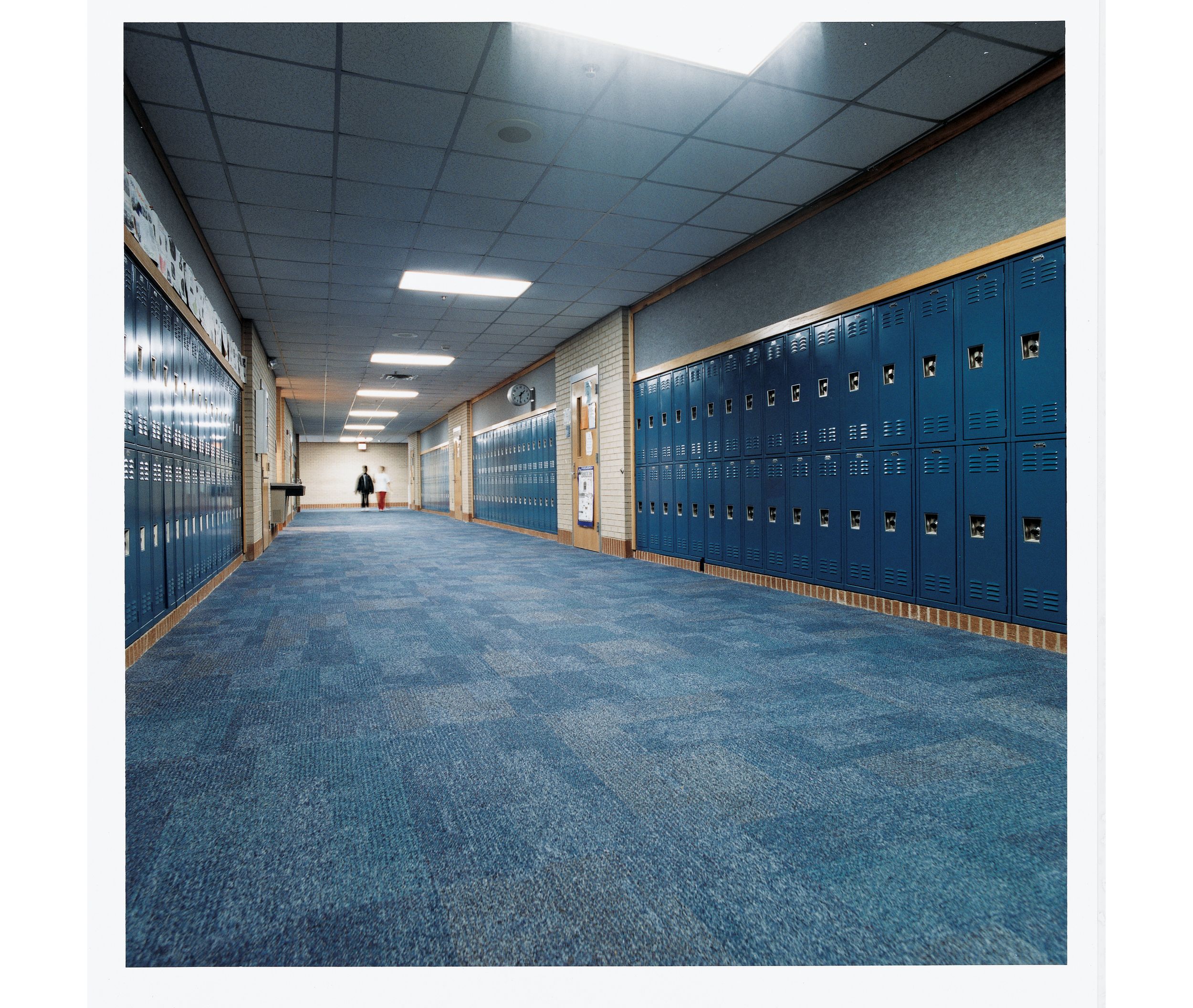 Interface Cubic carpet tile in school hallway with lockers lining walls imagen número 4