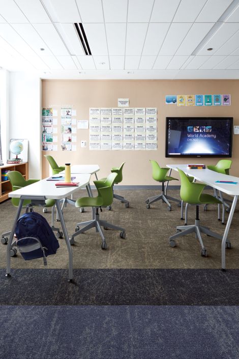 Interface Ice Breaker carpet tile in classroom with two tables surrounded with green chairs imagen número 2
