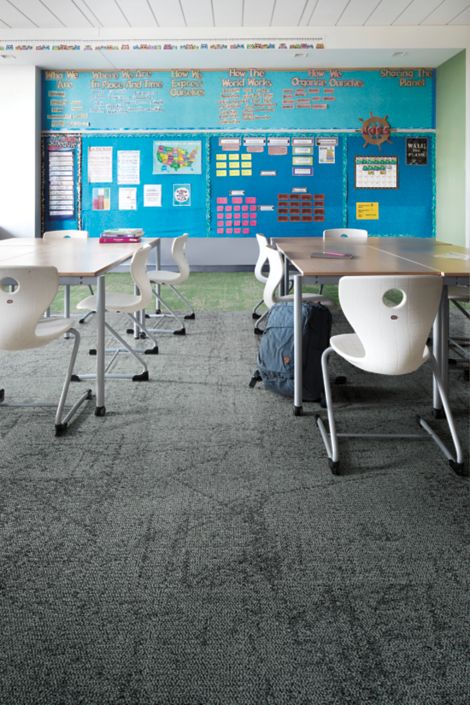 Interface Ice Breaker carpet tile in classroom with two tables surrounded by white chairs 图像编号 3
