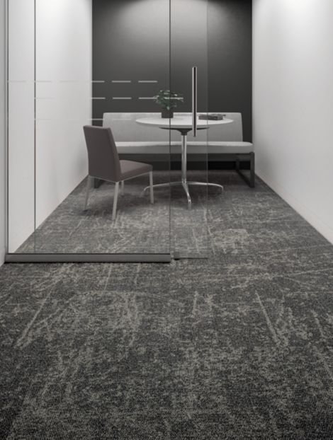 Interface Ice Breaker carpet tile in small conference room with glass door imagen número 7