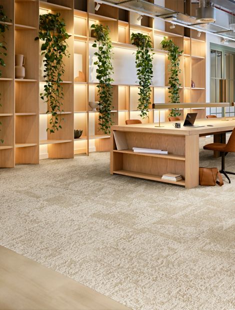 Interface In Motion and Shift Point carpet tile with Northern Grains plank LVT in open office Bildnummer 6