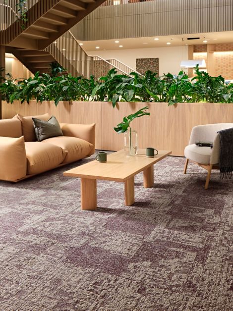 Interface In Motion and Shift Point carpet tile in workplace lobby Bildnummer 4