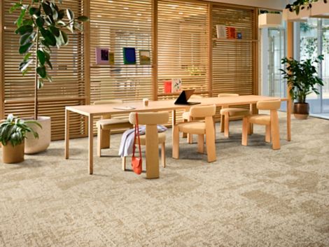 Interface In Motion and Shift Point carpet tile in workplace meeting room Bildnummer 5