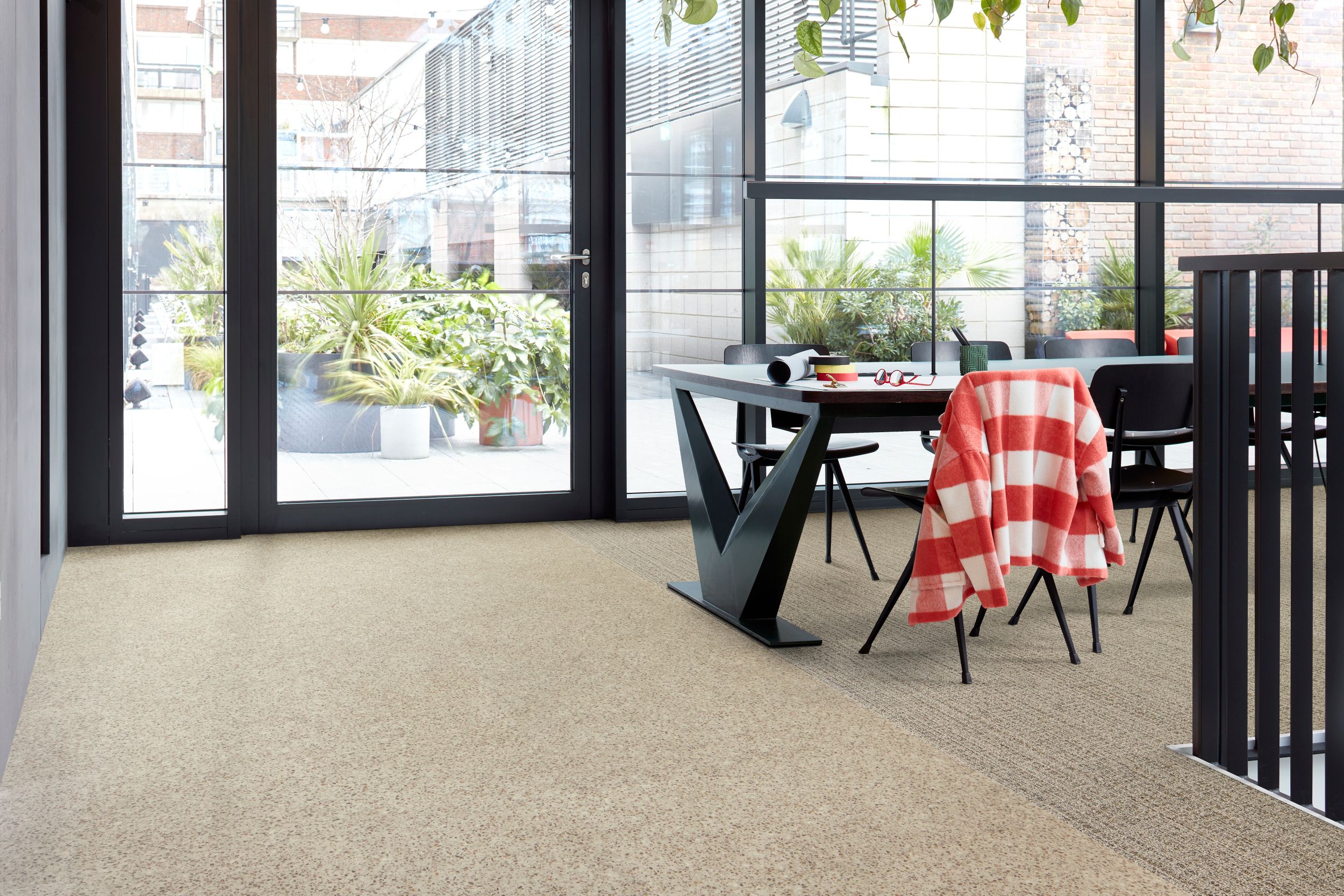 Interface In the Mix LVT with E616 plank carpet tile in workspace meeting area numéro d’image 7