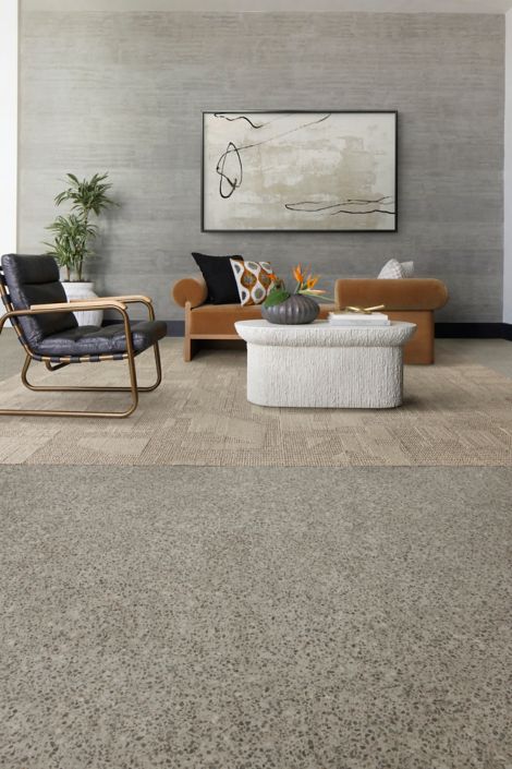 Interface In the Mix LVT in Keystone and E612 plank carpet tile in Wheat in a lobby. numéro d’image 6