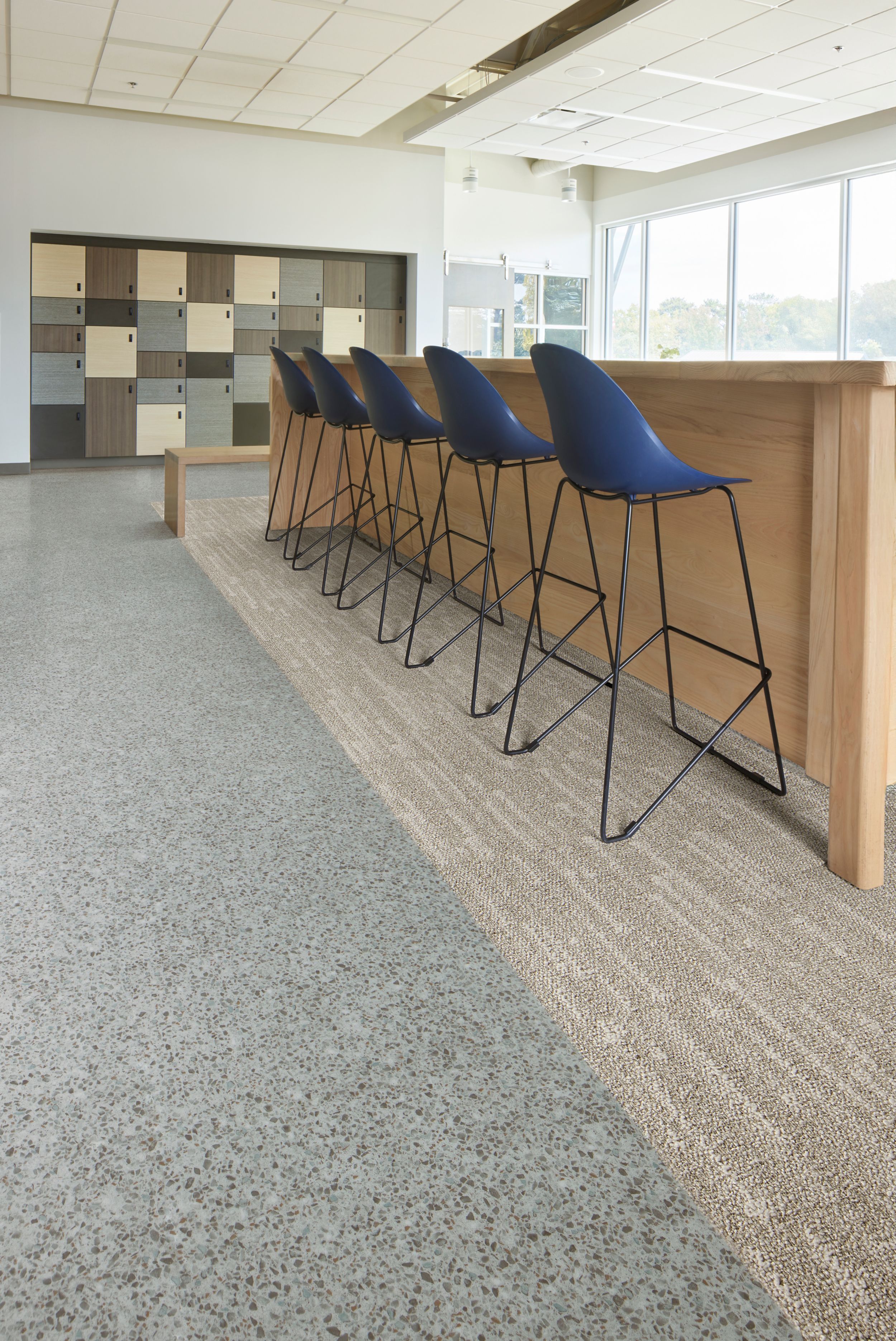 Interface In the Mix LVT in Shale and Meteor carpet tile in Fog in collaborative space numéro d’image 3
