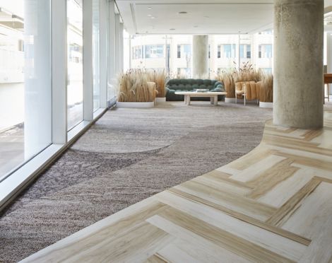 Interface Great Heights LVT with Mesa and Eben plank carpet tile in corridor and lounge numéro d’image 7