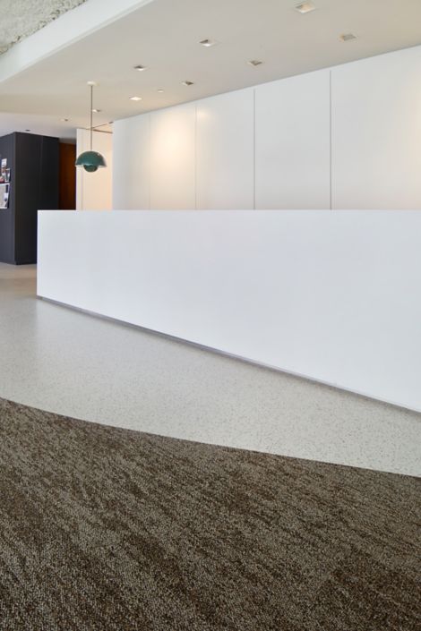 Interface Mesa plank carpet tile with norament pado rubber in reception area imagen número 13