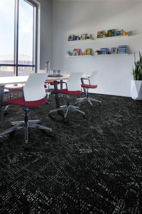 Interface Interpret carpet tile in meeting room image number 5