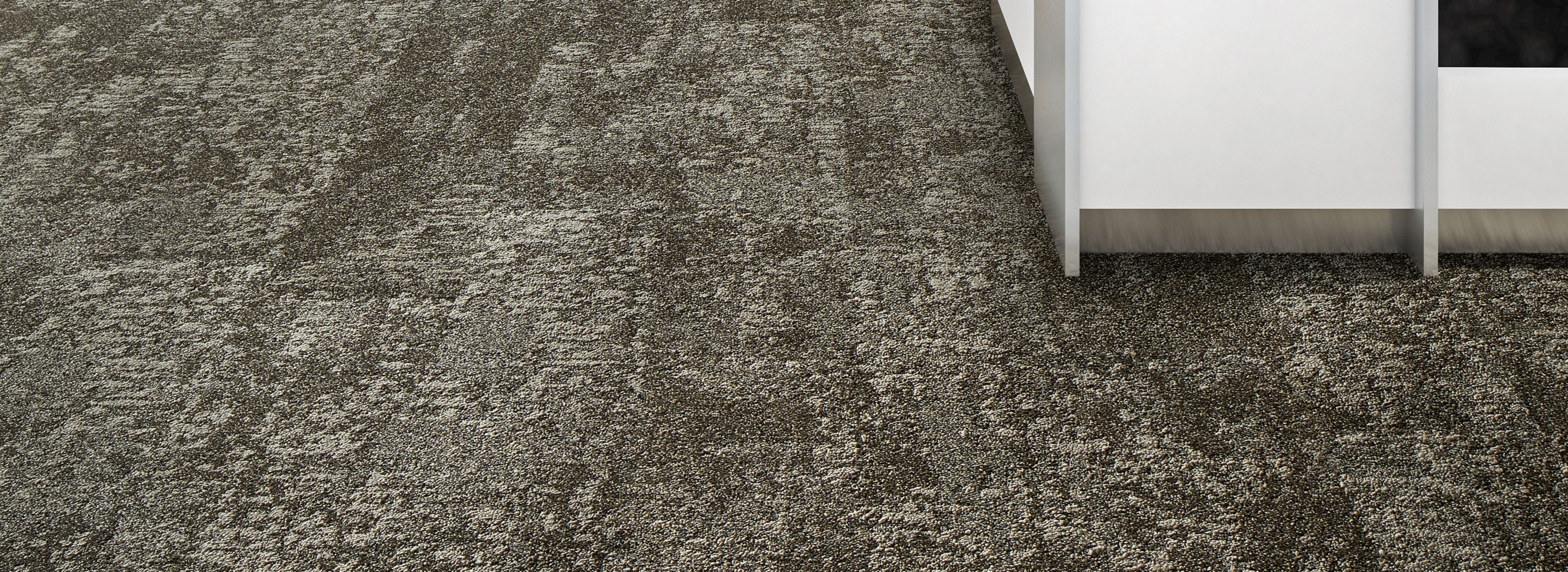 Interface Just Deserts plank carpet tile in lobby area with Plant-astic LVT in corridor imagen número 1