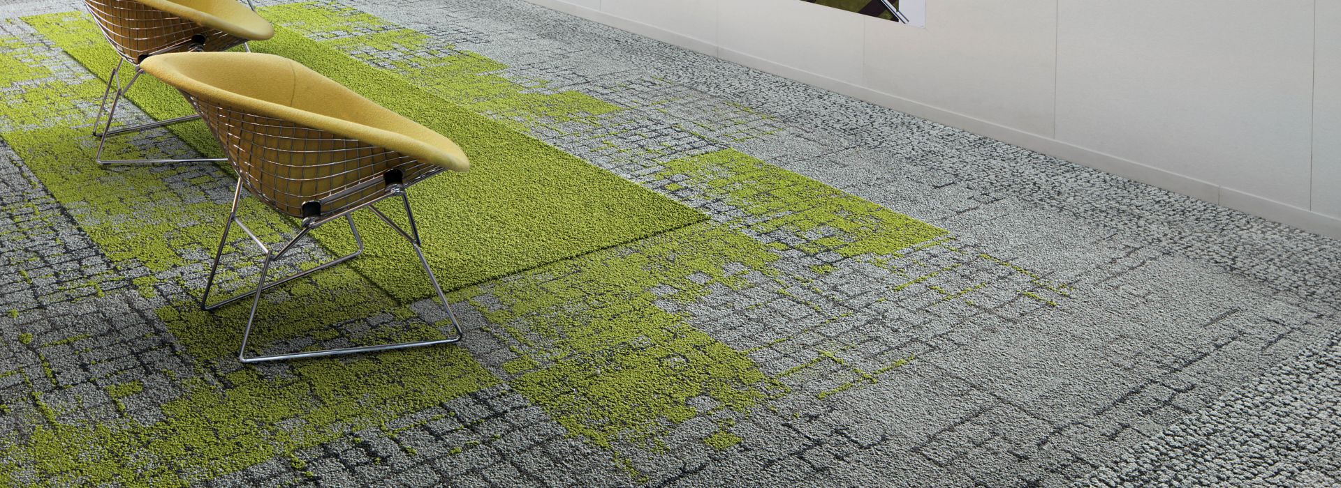 image Interface Kerbstone, Moss in Stone, and Moss carpet tile with HN830 and HN840 plank carpet tile in seating area with three chairs facing wall with pictures numéro 1