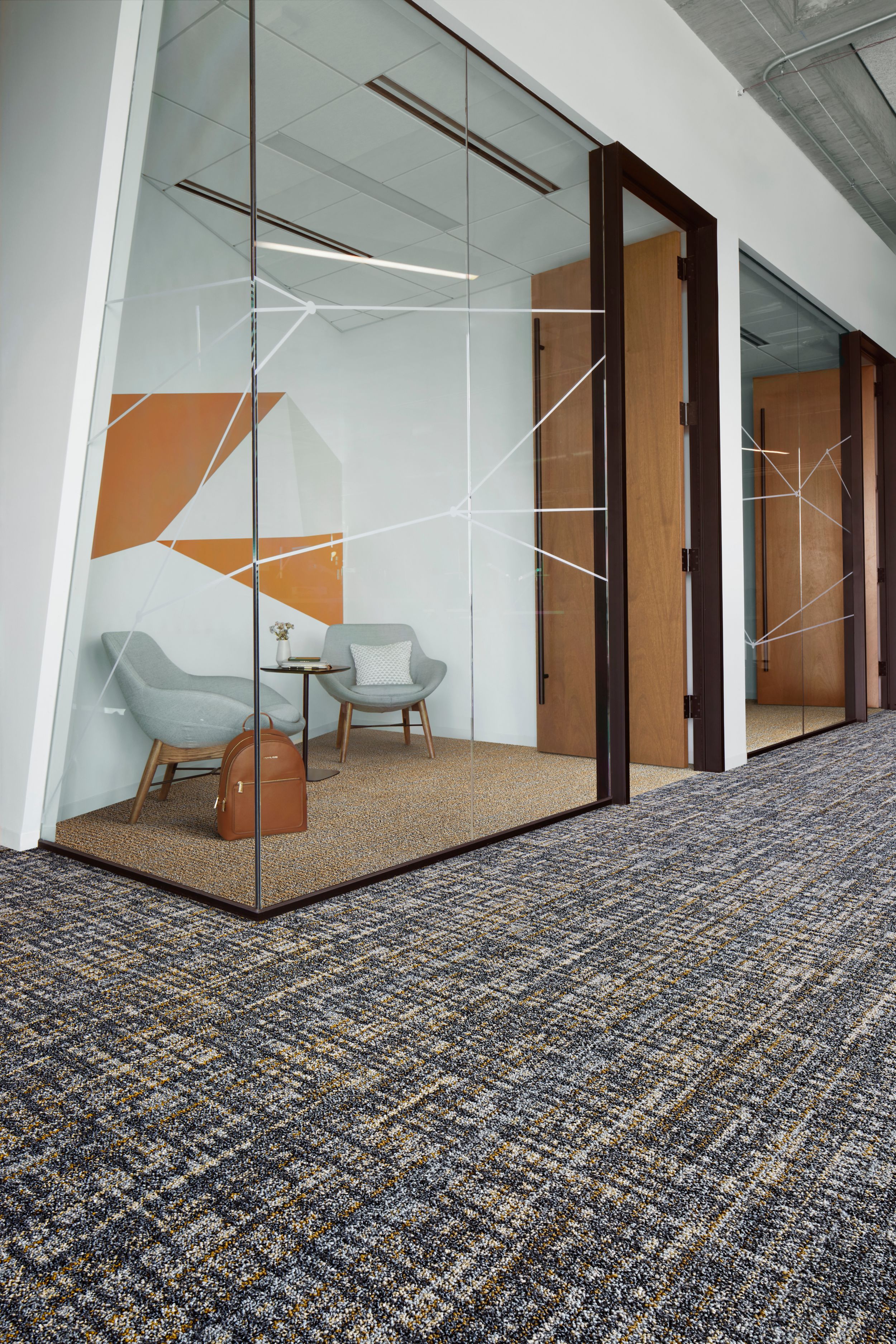 Interface Knitstitch carpet tile with Open Ended carpet tile in meeting room imagen número 7