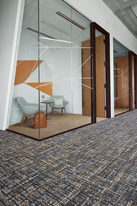 Interface Knitstitch carpet tile with Open Ended carpet tile in meeting room imagen número 7