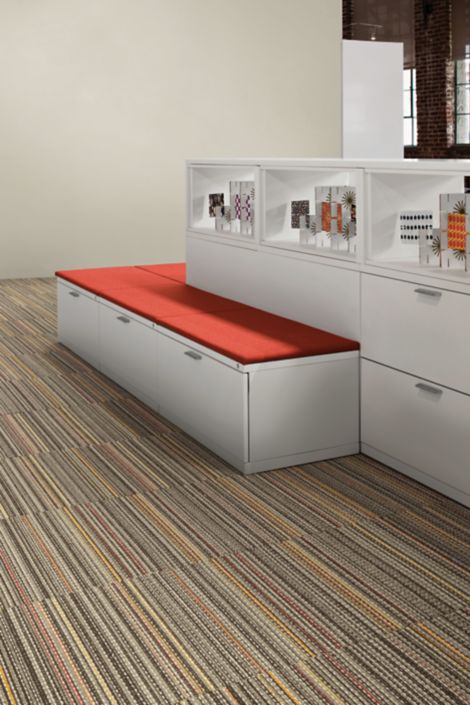 Interface La Paz Colores carpet tile in small area with white and red drawer cabinet imagen número 2