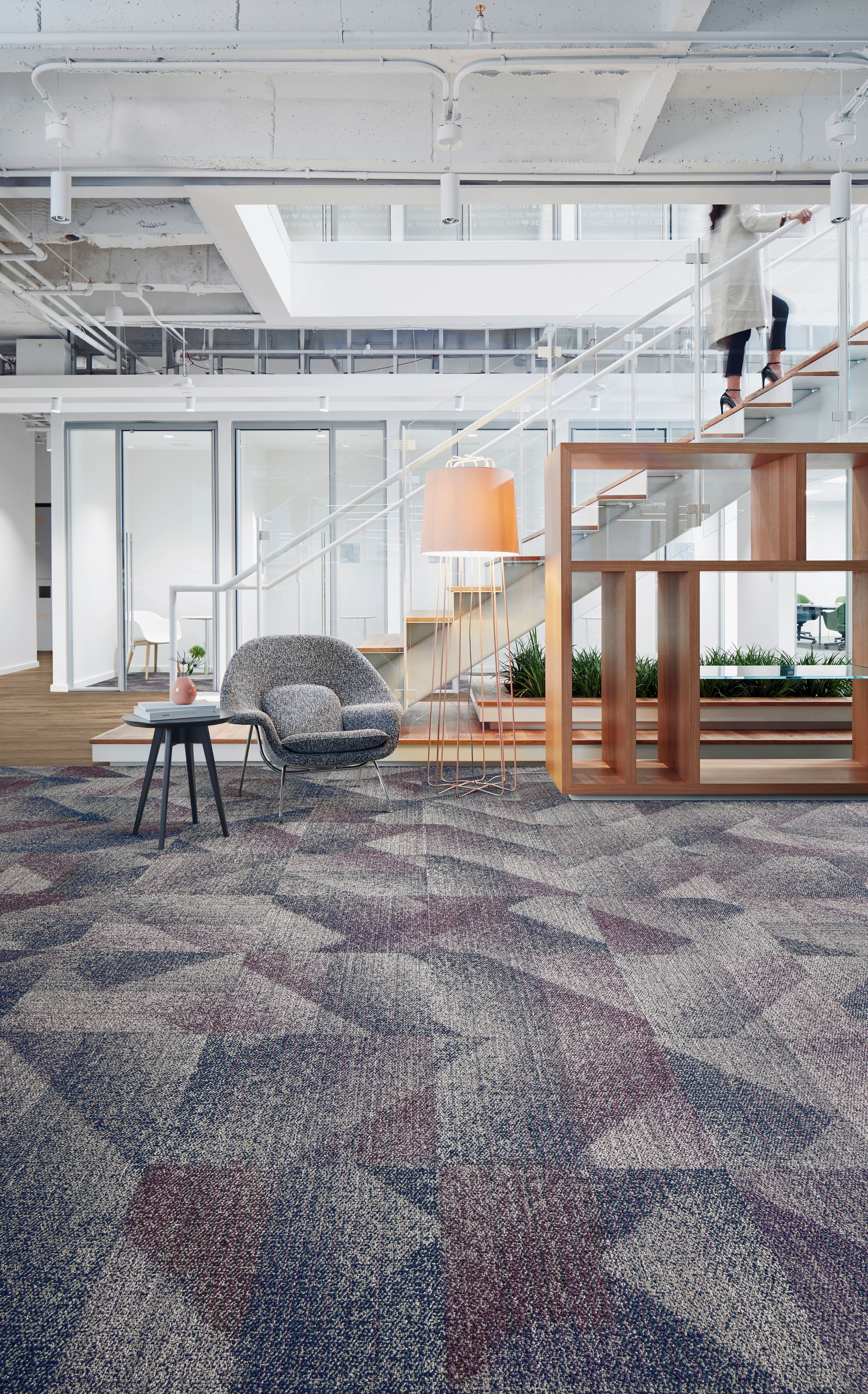 Interface Light Play carpet tile with On Grain plank LVT in office lobby with woman climbing steps imagen número 4