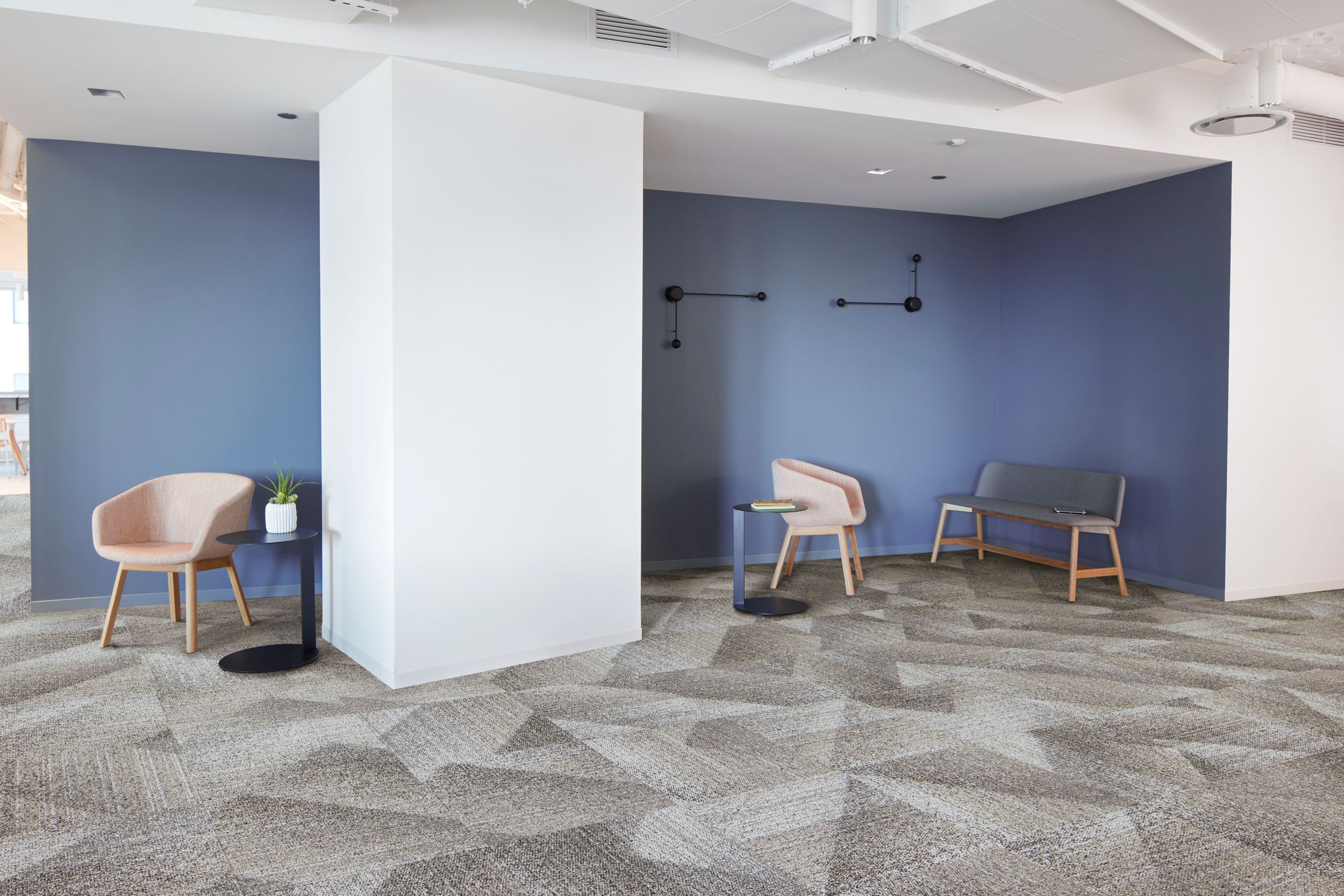 Interface Light Play carpet tile in open workspace area with seating imagen número 3