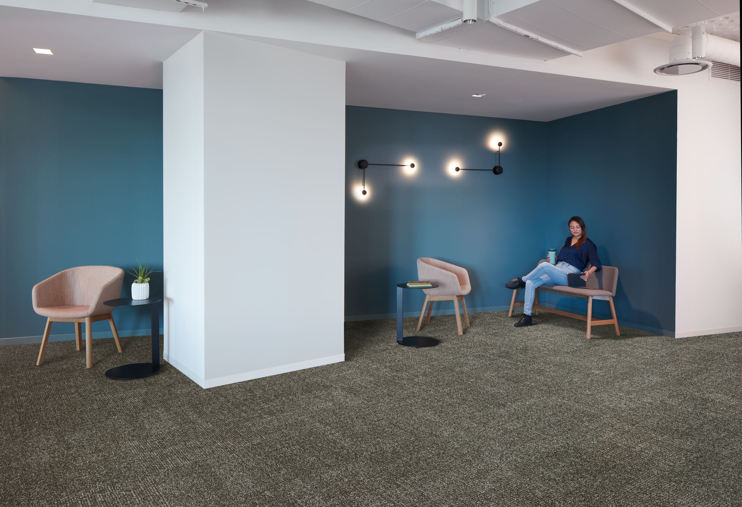 Interface Lighthearted carpet tile in seating area with women looking at tablet numéro d’image 1