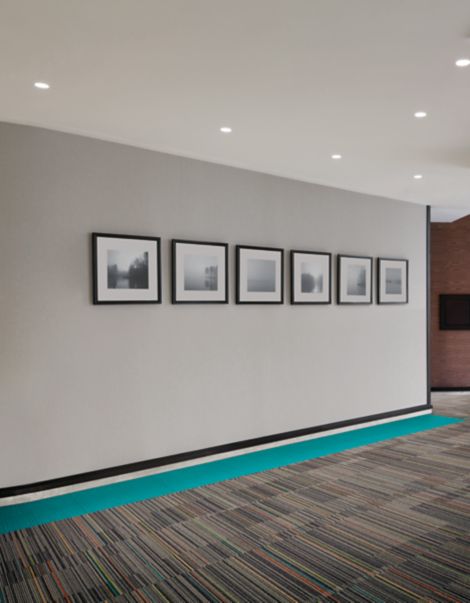 Interface Lima Colores and Viva Colores carpet tile in open room area with pictures on the wall imagen número 2