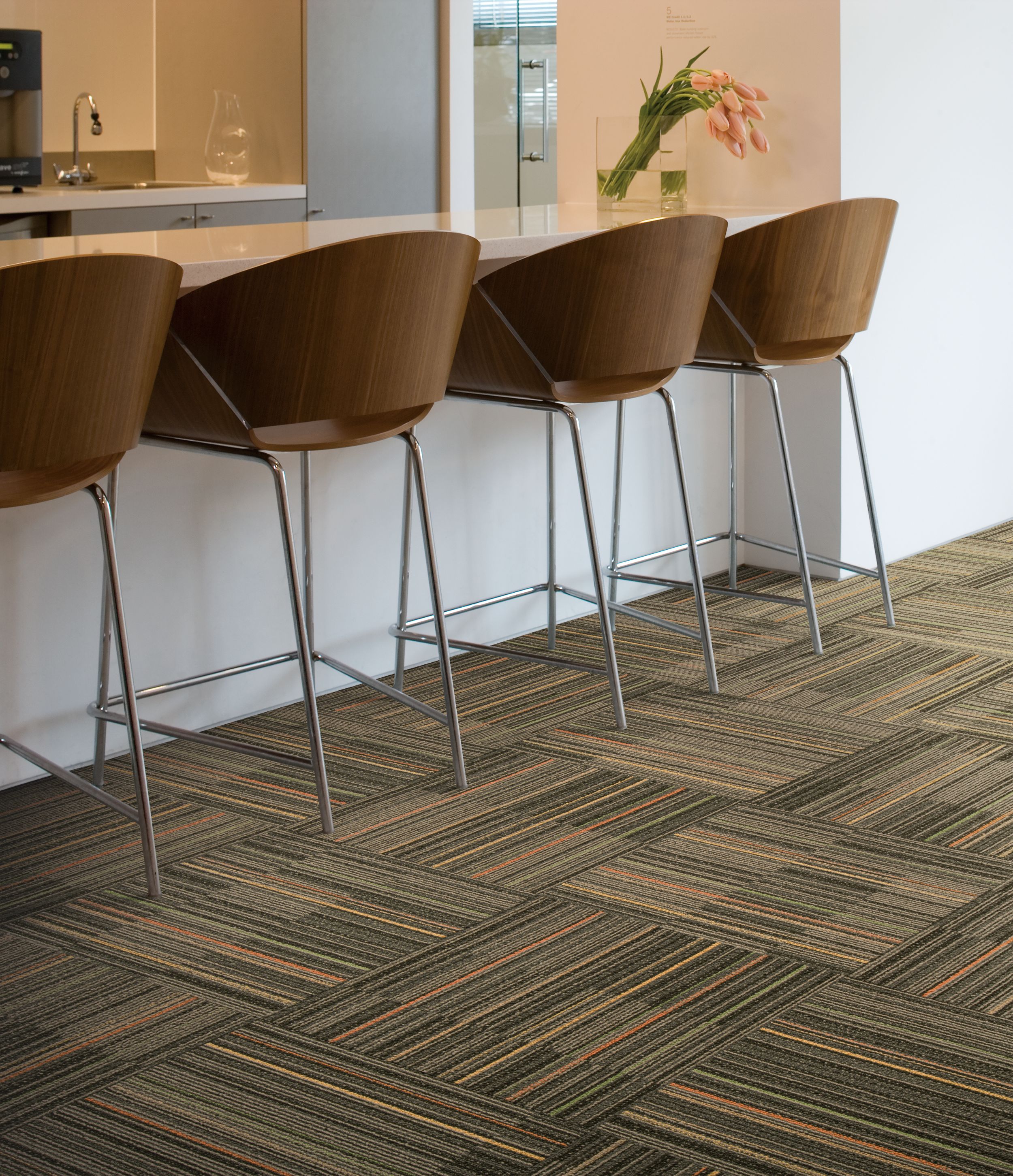Interface Lima Colores carpet tile in high top seating area looking into kitchen numéro d’image 3