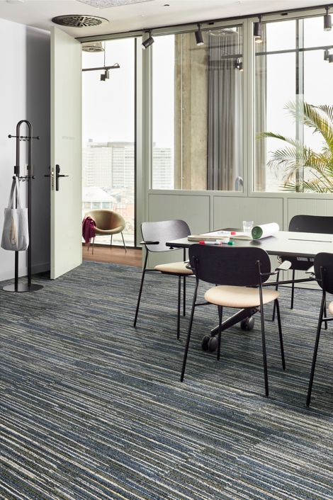 Interface In the Fold plank carpet tile with Natural Woodgrains plank LVT in office meeting room imagen n&uacute;mero 5