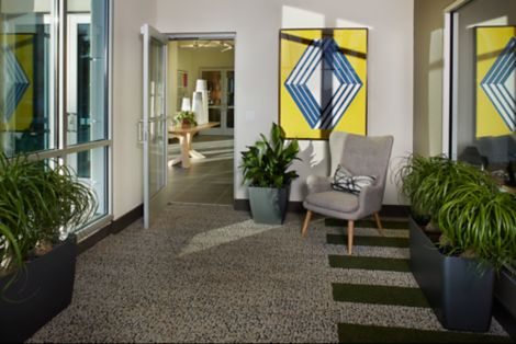 Interface HN840 plank carpet tile in foyer of Linq Leasing Office afbeeldingnummer 12