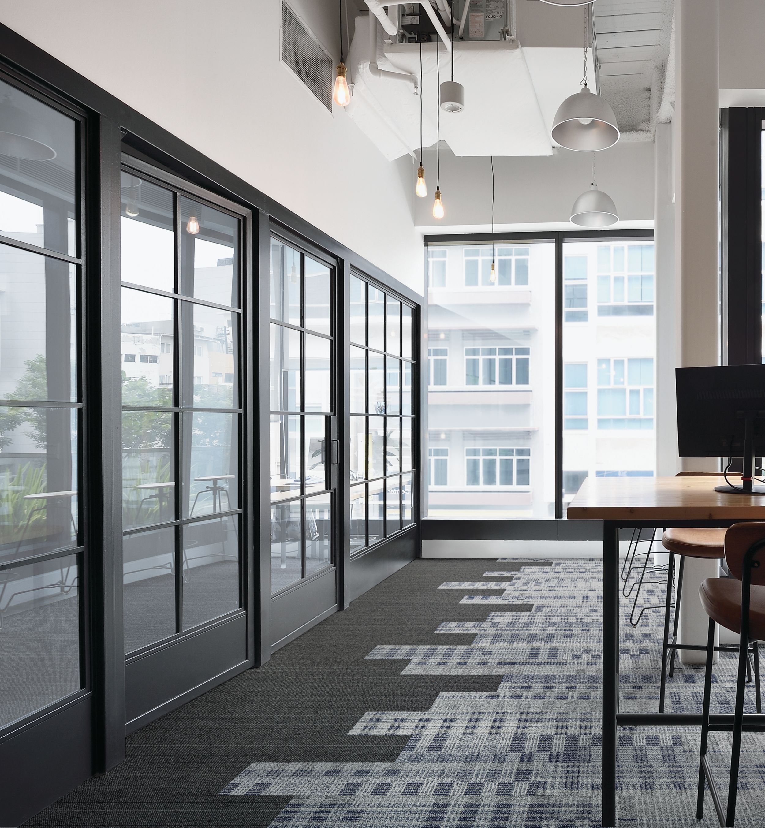 Interface Loom of Life and Yesterweave plank carpet tile in small office area with glass doors numéro d’image 6