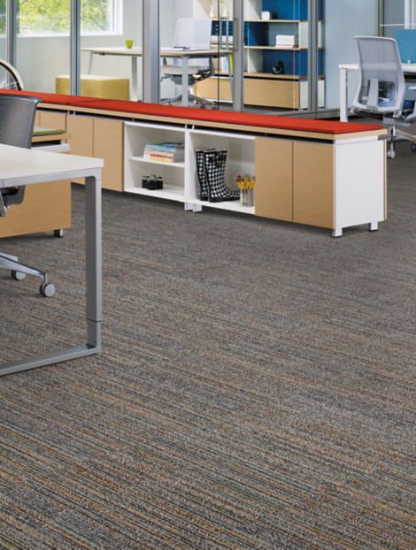 Interface Main Line carpet tile in office area with multiple desks, chairs, and storage compartments imagen número 2