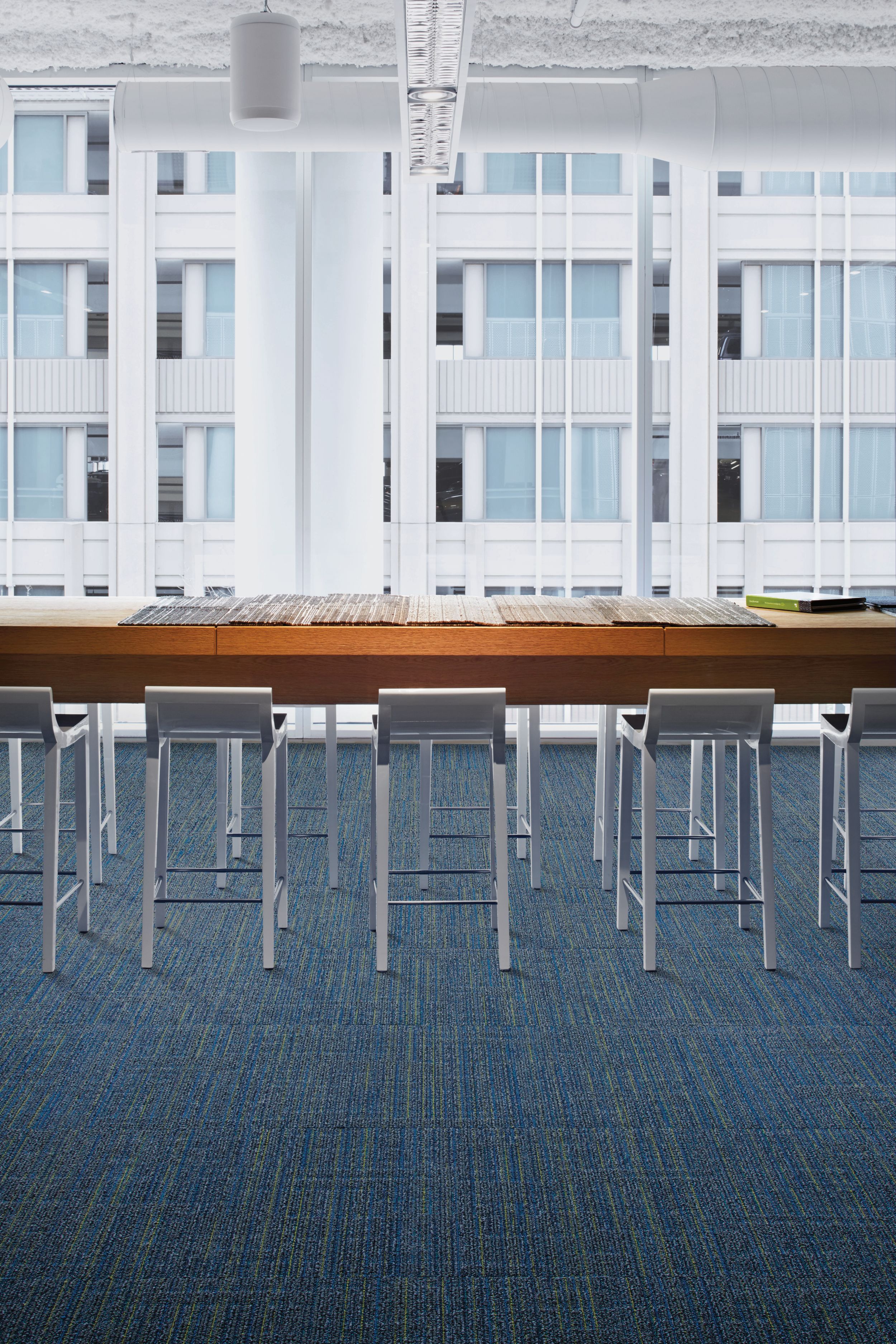 Interface Main Line carpet tile in meeting area with carpet tiles on table imagen número 5
