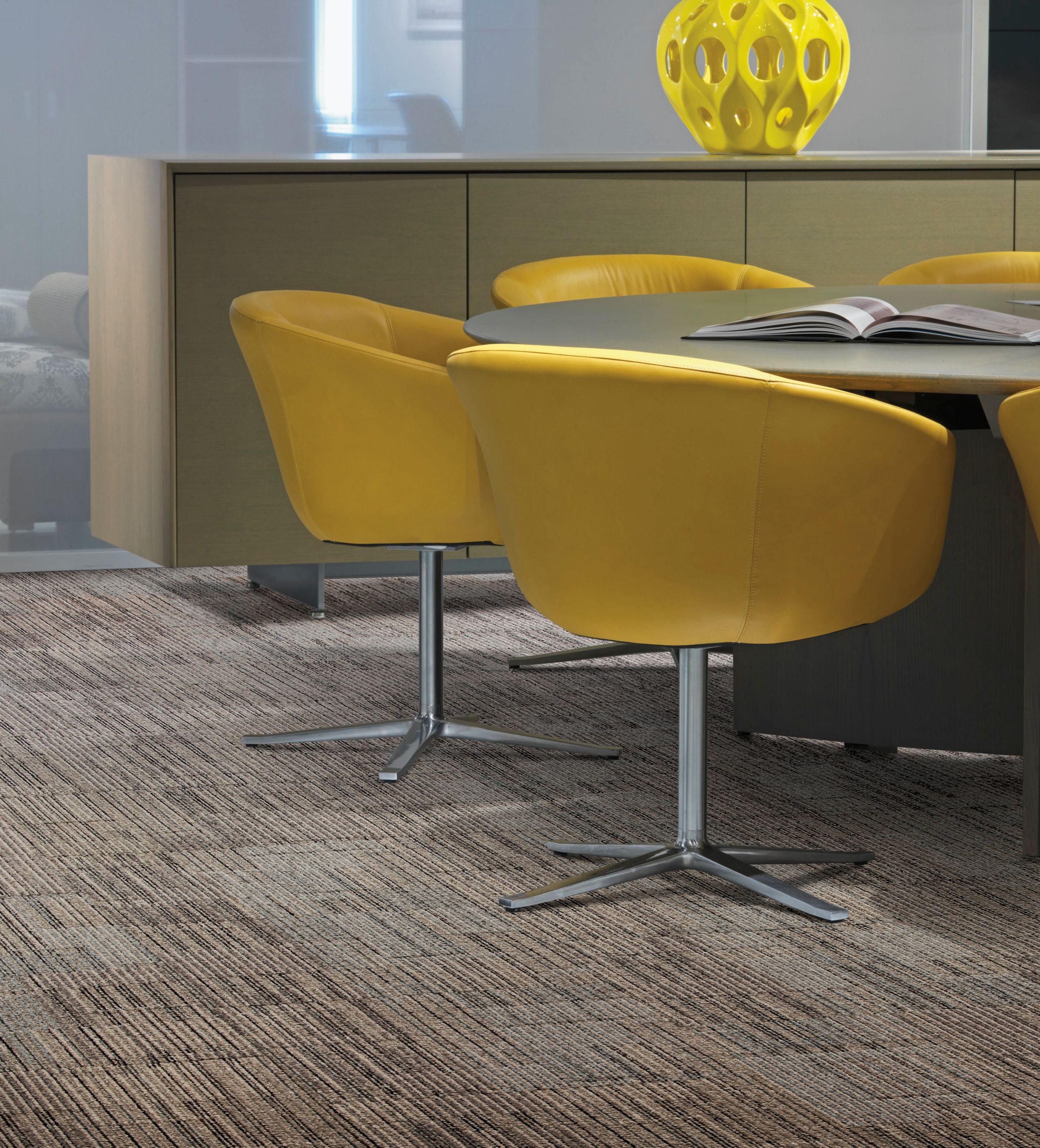 Interface Mantra carpet tile in seating area with round table and yellow chairs imagen número 1
