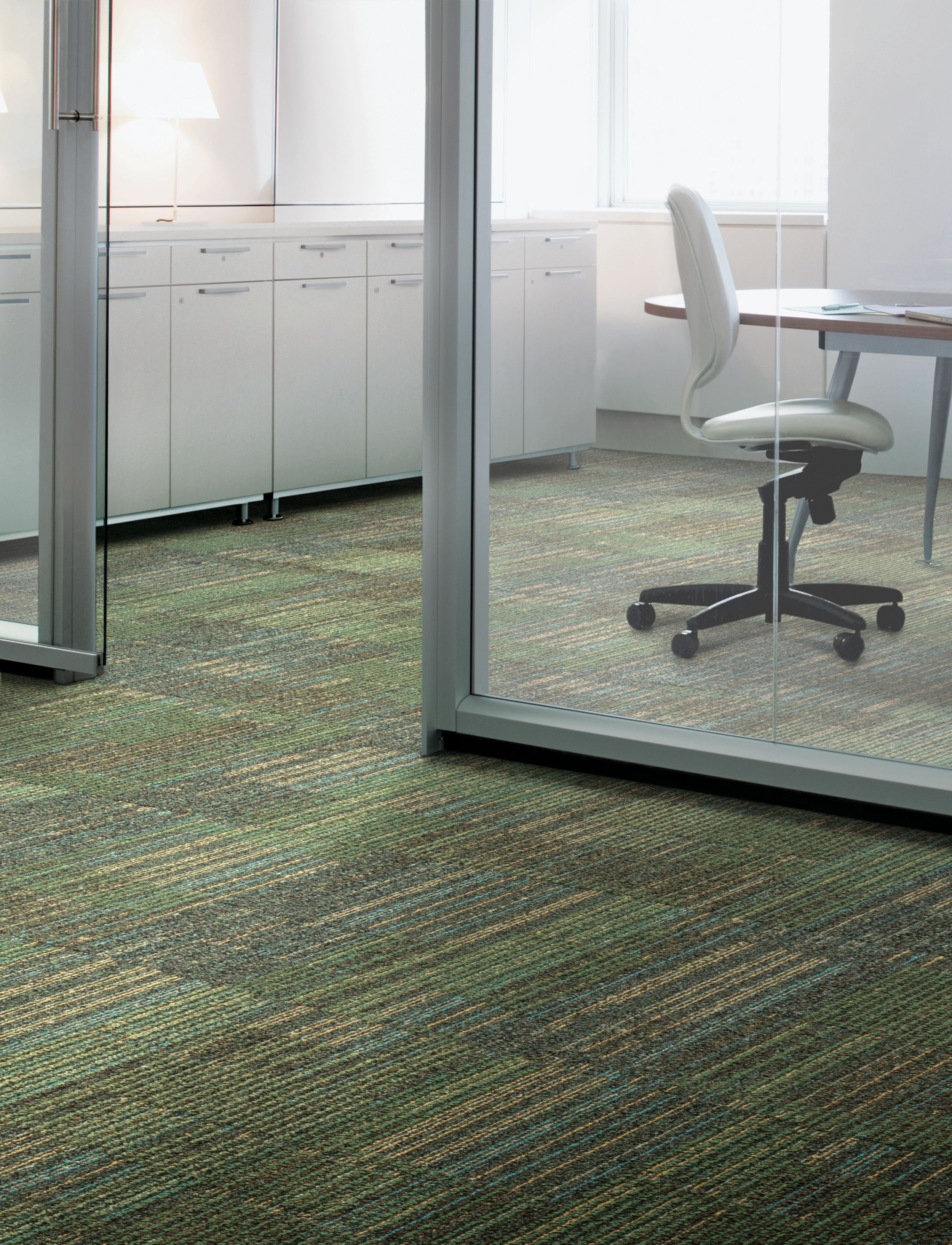 Interface Mantra carpet tile in meeting room with white cabinets and chairs with wooden table numéro d’image 3