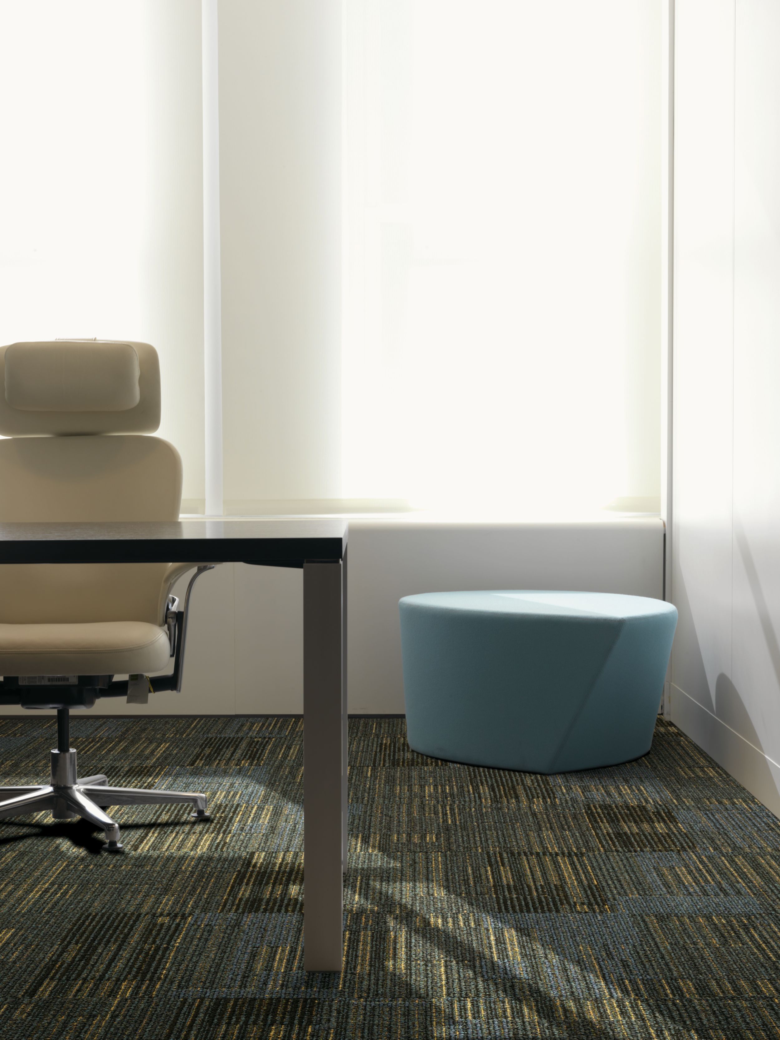 Interface Mantra carpet tile in naturally lighted office with desk and white chair imagen número 6