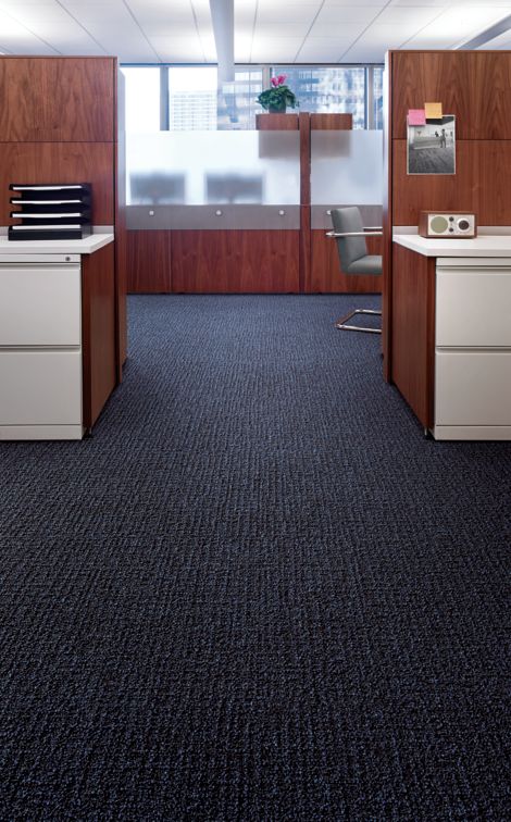 Interface Menagerie II carpet tile in office area with white cabinets and wooden cubicles numéro d’image 4