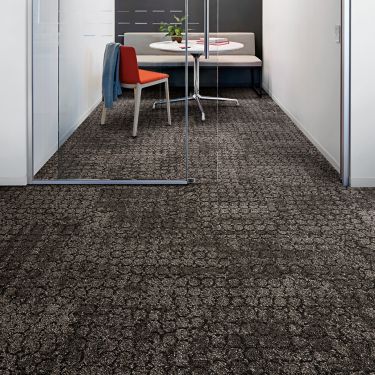 image Interface Mercer Street carpet tile in seating room with sliding glass door numéro 1