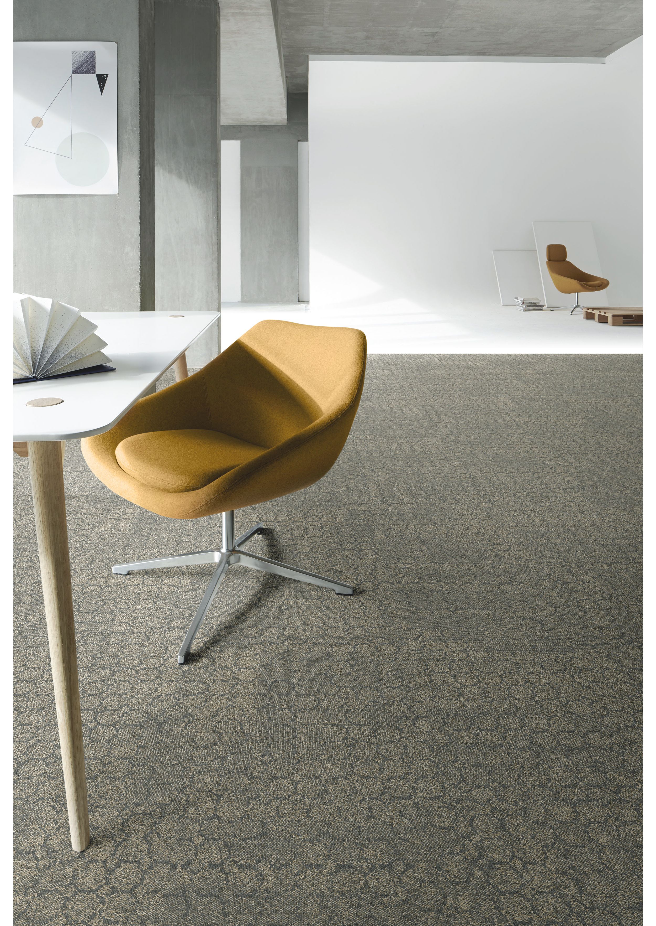 Interface Mercer Street carpet tile in open room with table and chair Bildnummer 5