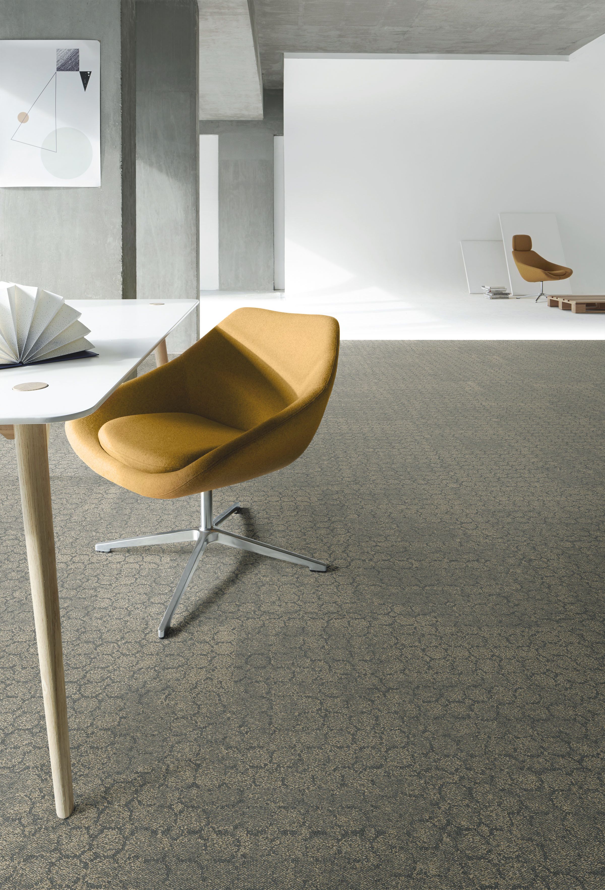 Interface Mercer Street carpet tile in open room with table and chair Bildnummer 8